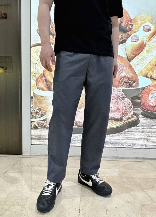 Mm6 25Ss春夏新款灰色棉麻腰带休闲裤，男士经典四角缝线刺绣休闲西裤阔腿九分裤！贸易公司渠道稀出，同步官网发售！Mm6全新阔腿西裤，肉眼可见的高级与调性，简