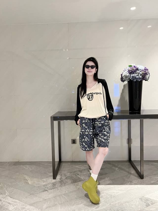 2025春夏Damier纹理马赛克刺绣标识休闲短裤 最强刷街“盔甲”,经典拼色细棋盘格,引领时尚潮流第一 满溢摩登派格调.马赛克元素做为设计特色,时尚高雅魅力的