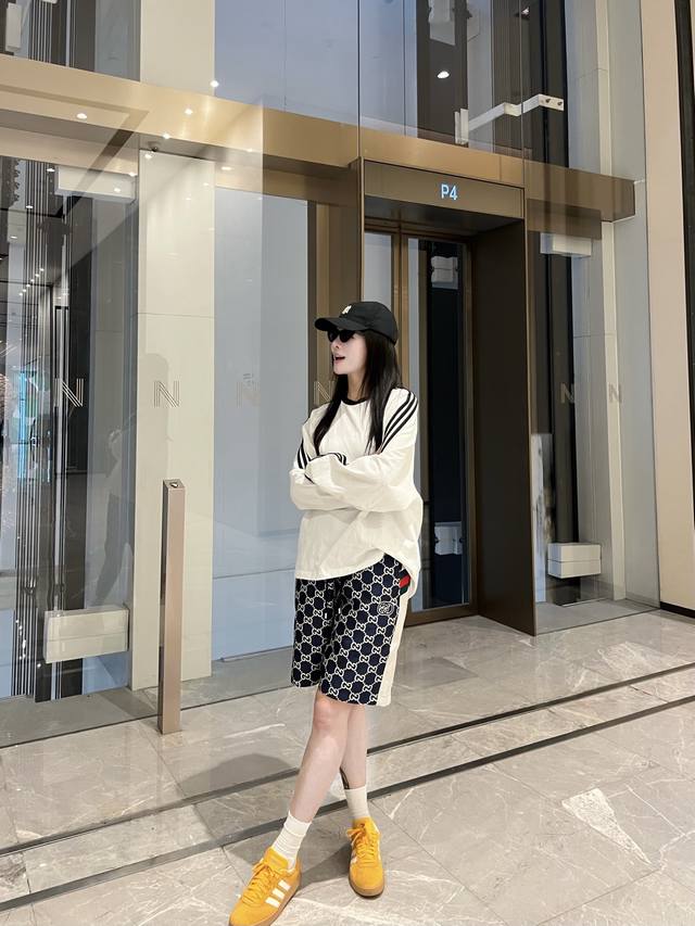2025春夏Gu*Ci Gg徽章老花纹理休闲短裤 学院风休闲短裤的魅力理念大大重塑了街头时尚风格. 定织暗纹Gg棉质面料,轻薄柔软细腻不说,透气舒适也是必然的,