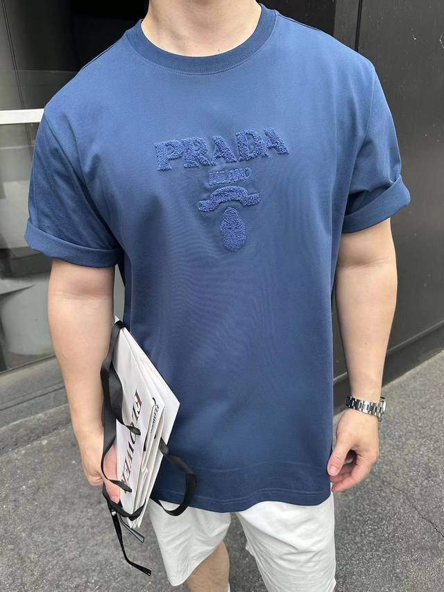 25Ss 提花字母短袖，以其独特的设计理念和精湛的工艺，成为了男女皆宜的时尚单品。短袖采用优质面料，柔软舒适，透气性好，适合各种场合穿着。提花字母设计是整件衣服