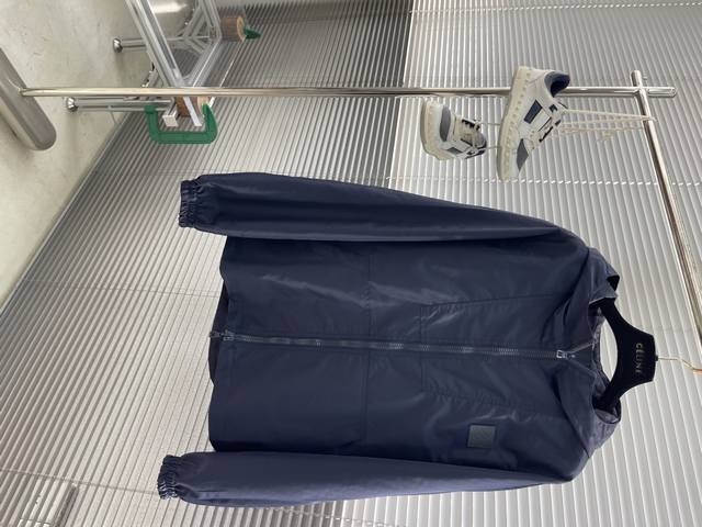 驴牌 24Ss新款双面防风夹克取材防水再生锦纶，成就换季时节的活力之选。纯色一面点缀 Marque L.Vuitton DéPoséE 压纹皮革贴饰，翻转即现全