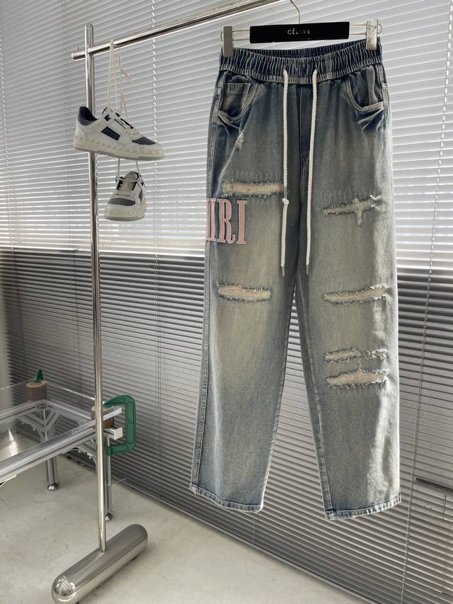 Amiri、高端潮牌推荐！Amiri品牌的牛仔裤打破的原有牛仔裤的制作工艺和裁剪，24S春季新款松紧抽绳休闲牛仔裤，字母做旧粉色刺绣直筒阔腿设计。舒适卫裤般的舒