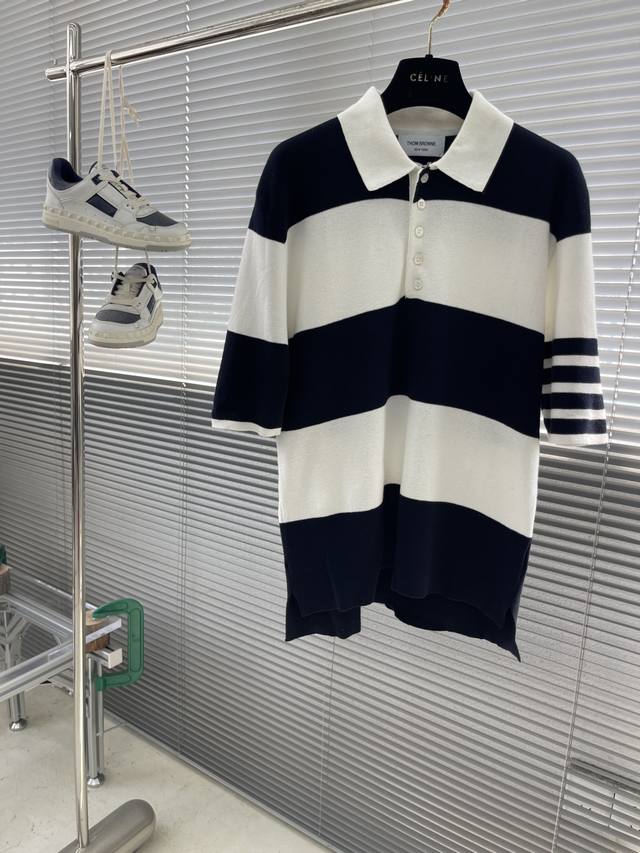 Tb 宽条纹针织棉短袖 老钱风四杠短袖Polo 使用28支新疆长绒棉，四平一空针法，使用进口岛精机编织 领门襟经典5扣，天然贝壳扣深海塔罗白蝶贝 码数：1.2.