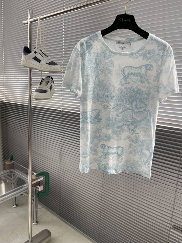 Dio 25Ss新款 T 恤来自 Dioriviera 限定系列，白色底色饰以樱花粉色 Sauvage 茹伊印花，全新演绎 Dio 经典图案。采用棉质和亚麻混纺