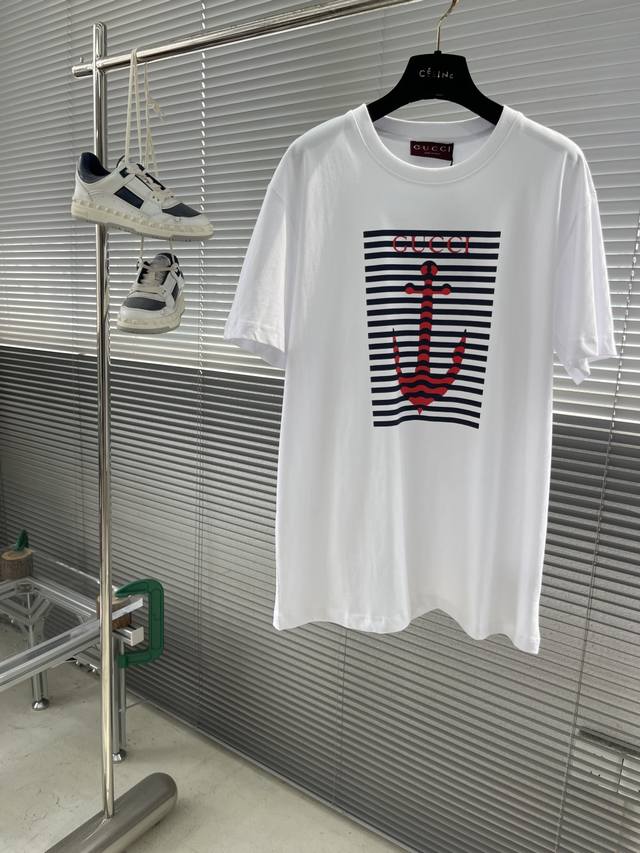 Gucc 25Ss新款印花针织T恤衫 匠心融蕴条纹、船锚图案和品牌标识，以海洋风设计为休闲廓形添姿加彩，缔造理想海派穿搭单品。这款T恤以白色针织棉匠心打造，缀饰