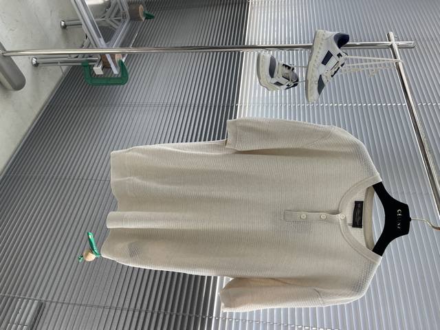Loro Piana 2025年新单品，亨利领亚麻提花T恤 慵懒风的亚麻质感轻奢品 纯粹为夏日开发的素朴无华高级神级款 贝克汉姆老板的最爱 以下是客户评价反应：