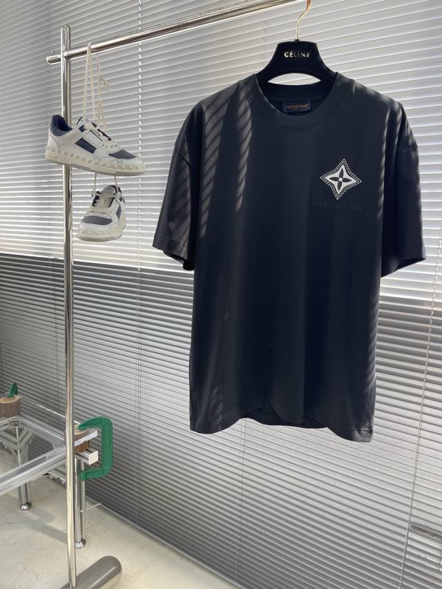驴牌 2025春夏全新系列单品上线 非常时髦前卫的一款男女同款短袖T恤，标识Logo图案刺绣修饰！区别于以往的不同，宣示品牌传承多年的设计理念！其吸睛度完全不亚