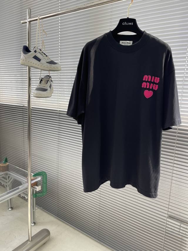 Miu Miu Ss25 春夏限定系列贴布绣花短袖T恤：Miumiu Fw25春夏限定短袖T恤 经典圆领设计，流畅线条自然贴合脖颈，修饰颈部线条，展现优雅天鹅颈