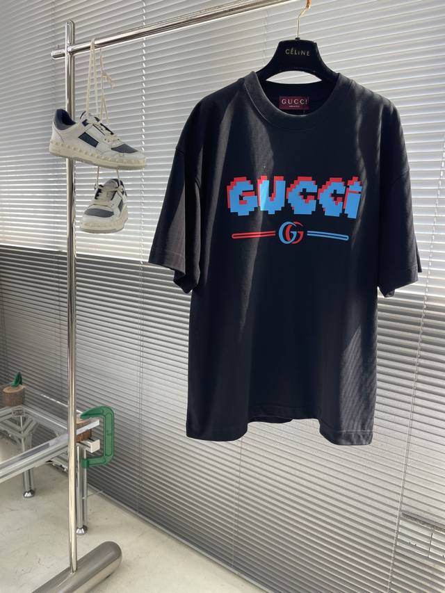 Gucc 25Ss新款重叠字母T恤 双G标识 整体硅胶印花 尽显高级 肩部通肩压条 280克纯棉面料舒适透气 男女同款 码数：S-Xxl