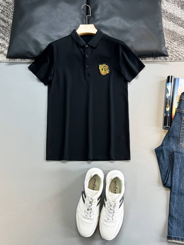 Lv# 2025春夏新款首发专柜最新Polo衫 高端订制 设计前卫时尚！品牌Logo重工艺设计 高端定制230克面料.手感柔软.穿着舒适.专柜级别精致车线.做工
