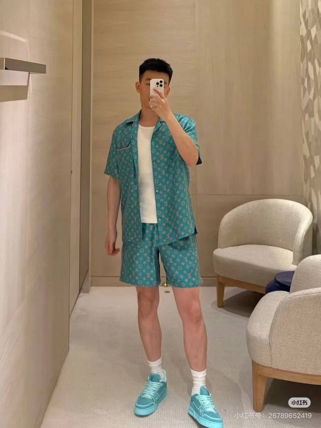 上衣- 。裤子- 。 一套都有 两色 S-Xl 男女同款