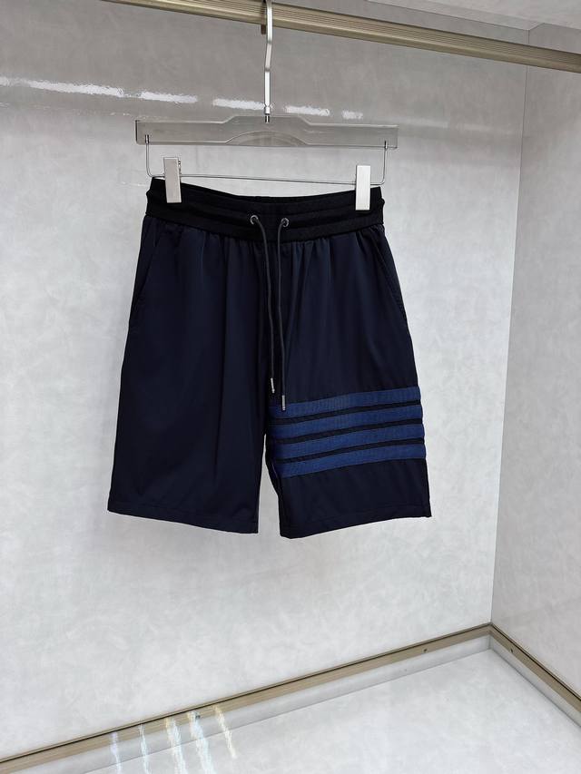 夏季新款男士休闲短裤，高级定制面料透气面料 透气弹力舒适度极高，细节无可挑剔，顶级辅料配备，原版Logo设计理念，手感细腻柔软！上身版型超赞！尺码：M-Xxxl