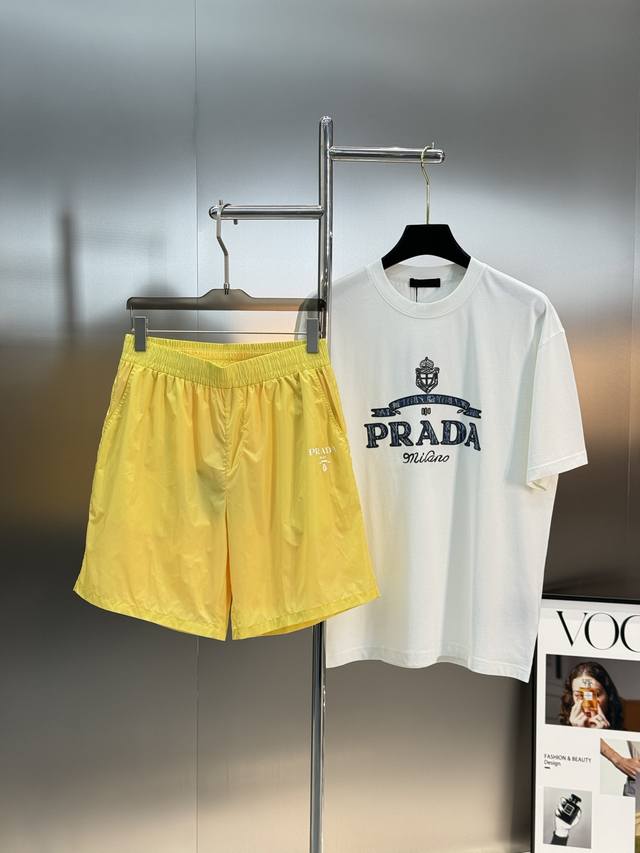 衣服- 。裤子- 。 Prad*A普拉达25S新款五分短裤！口袋下方经典Prada字母标识.后口袋Prada三角铁标搭配.原版五金.简单高级！高定P家降落伞面料
