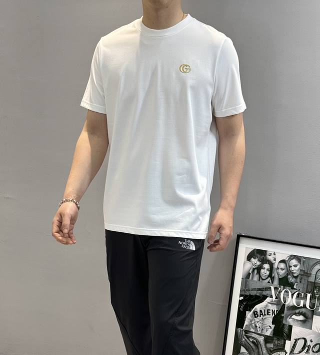 Gucc*古齐24S经典圆领T恤.简单基础款！优秀品质和当代流行元素搭配.前胸立体3D金色绣花质感Logo超强标签，做工相当打Call！百分百双纱紧密纺 100
