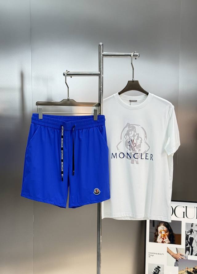 衣服- 。裤子- 。 Moncler蒙口25S速干运动休闲短裤沙滩裤冲浪裤成套搭配无烦恼！高订款推荐！这款短裤材质柔软，炎热的夏天也能保持清爽舒适。面料轻盈耐用