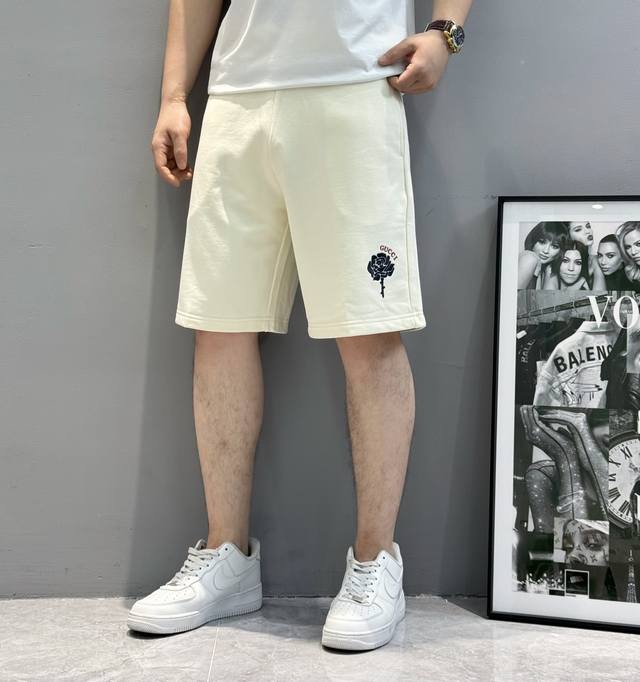 衣服- 。裤子- 。 Gucci古奇刺绣短裤！25S原单新男女同款！ 定制奢享毛圈卫裤料.质感十足！舒适贴肤！采用进口机刺绣工艺.刺绣作业.精度高.线条流畅而细