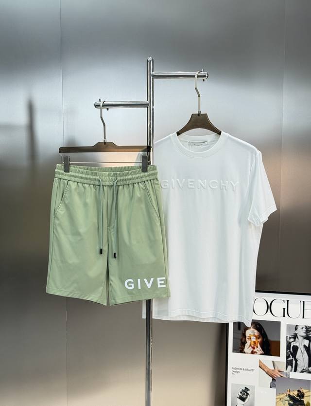 衣服- 。裤子- 。 Givenchy纪梵希25S五分短裤！新款字母图形标识.可搭配T恤成套穿着.简单高级.干净利索.时尚潮流.高密冰感四面弹轻薄面料.上身无束