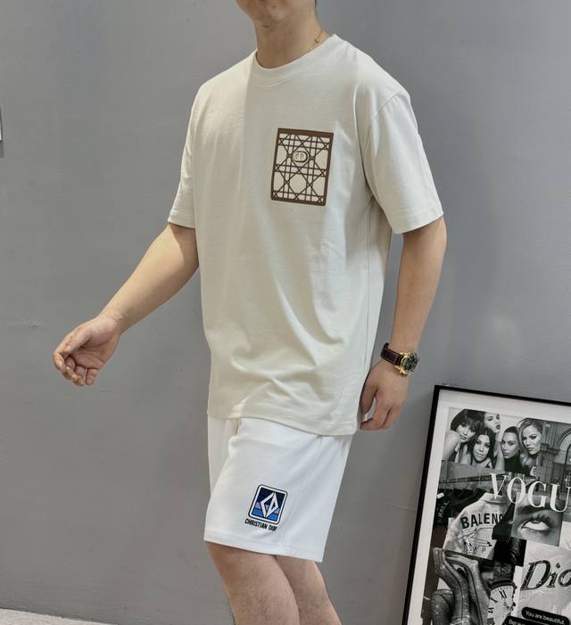 衣服- 。裤子- 。 Dio*R迪奥25S新款圆领T恤.男女同款.采用230G纯棉面料.上身非常的舒服。质感区别于普通棉质面料..胸口部位皮口袋设计.经典Cd烫