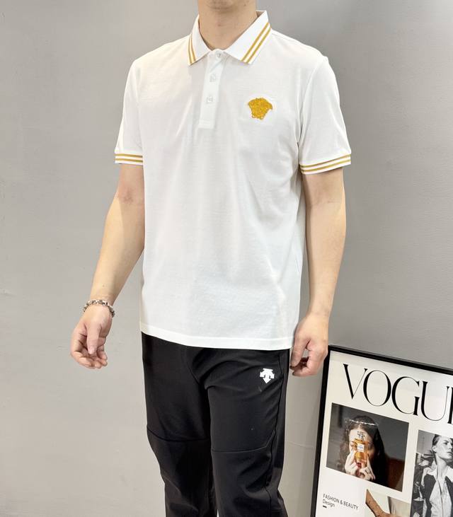 Versac*E瓦萨琪2025Ss夏季新款 Logo男士翻领Polo衫！经典美杜莎款.简约时尚大气不失优雅，单穿内搭体面过人，品质控 细节控的闭眼带走，低调又奢