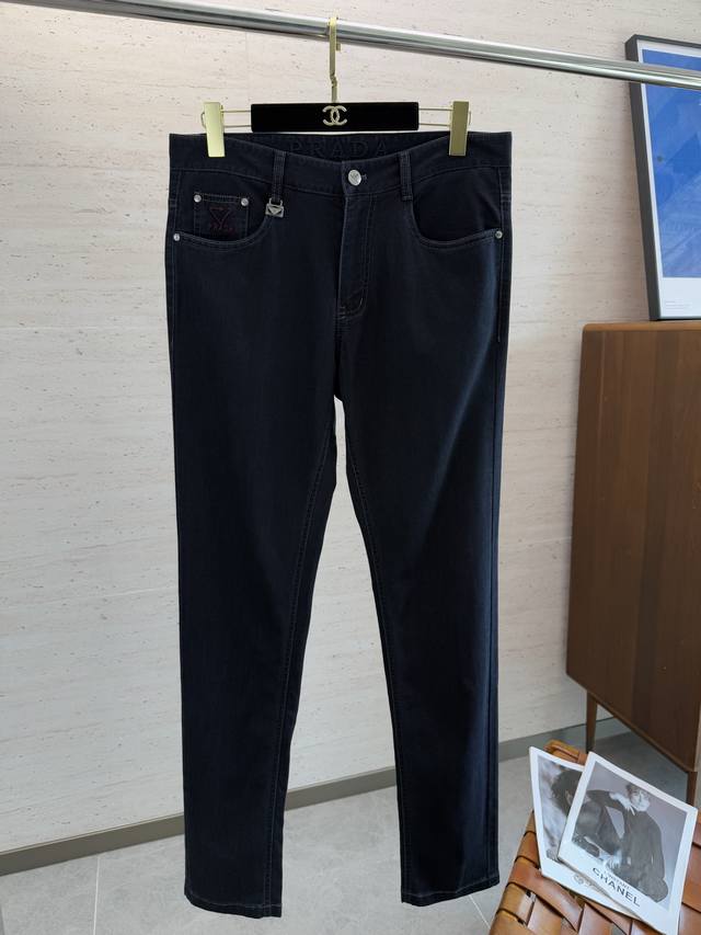 Pra25S春夏男士直筒牛仔裤 棉质牛仔面料打造 质地柔软又不失筋骨，手感干爽有韧性 经典的标志性浮雕徽标，灵魂般的点缀 各项指标皆为上品，自然带来极佳的上身体