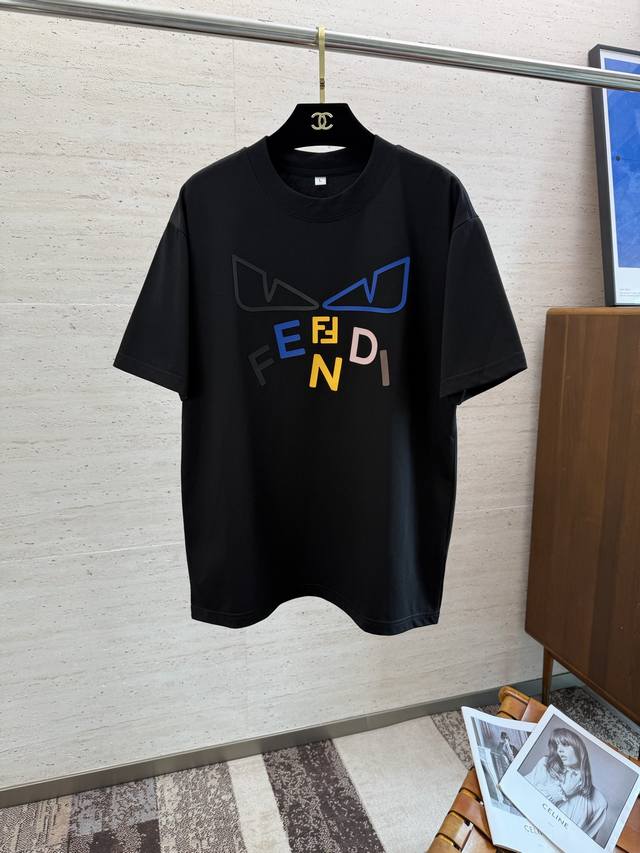Fend2025 春夏新款短袖 整体上色泽较鲜明和光亮，手感顺滑揉软，悬垂感特强，质地自然柔软、贴身超级舒服，悬垂感特强！ T恤日常穿搭很自在很实用，超级的有韧