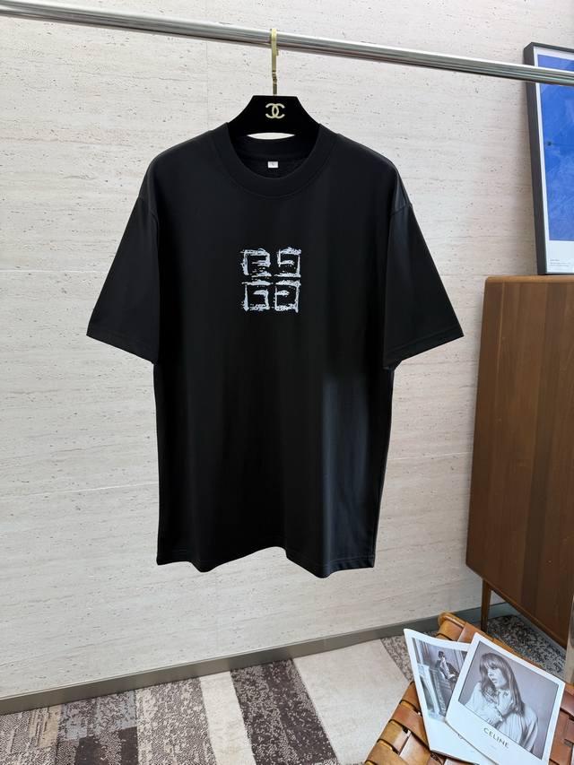 Giv2025 春夏新款短袖 整体上色泽较鲜明和光亮，手感顺滑揉软，悬垂感特强，质地自然柔软、贴身超级舒服，悬垂感特强！ T恤日常穿搭很自在很实用，超级的有韧性