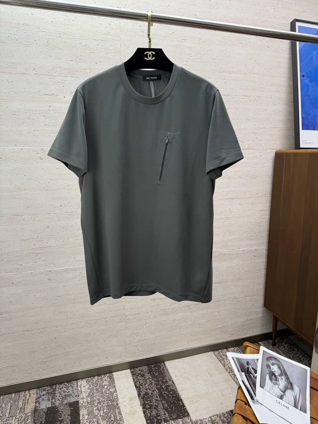 Arc男款功能性速干科技羊毛极简立裁压胶口袋圆领短袖T恤 关于款式及设计： 隶属于鸟家高端线的Veilance商务系列，极简风格的纯色T恤，本布结构的小圆领，与