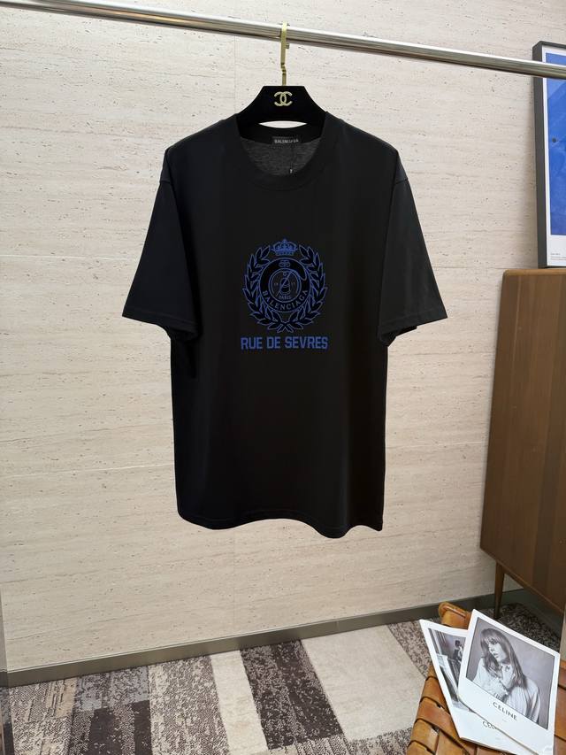 Bal2025 春夏新款短袖 整体上色泽较鲜明和光亮，手感顺滑揉软，悬垂感特强，质地自然柔软、贴身超级舒服，悬垂感特强！ T恤日常穿搭很自在很实用，超级的有韧性
