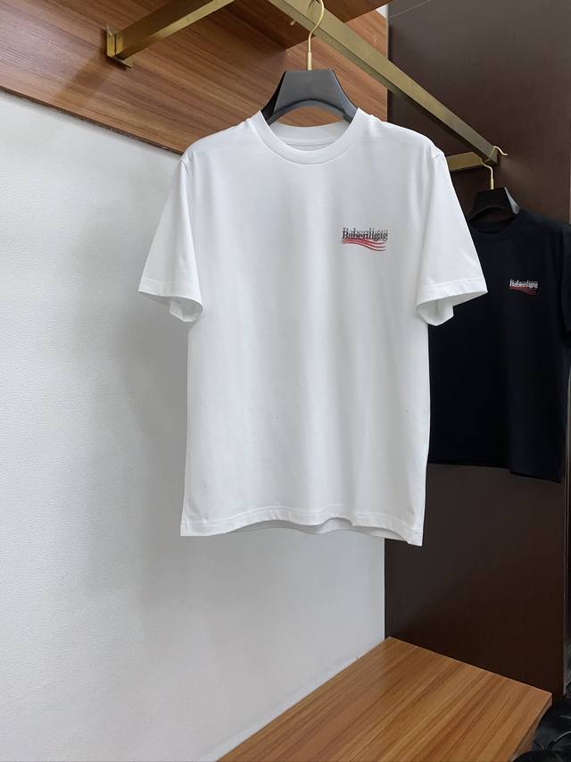 巴黎世家 M-Xl 微阔偏大 2025 春夏新款短袖 整体上色泽较鲜明和光亮，手感顺滑揉软，悬垂感特强，质地自然柔软、贴身超级舒服，悬垂感特强！ 莫代尔+氨纶的