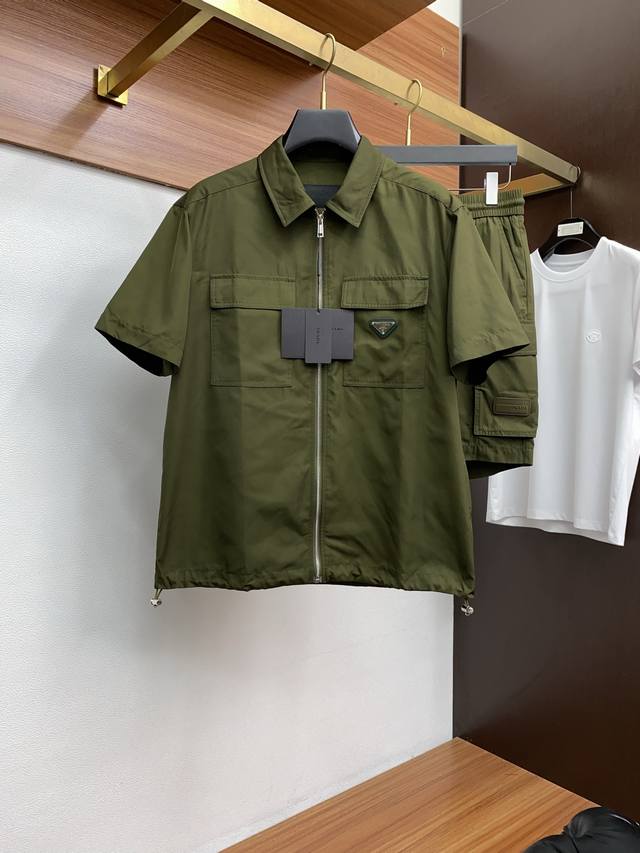套 普拉达 M-3Xl 25年春夏新款休闲短裤 套装 干净利落剪裁，都市风十足 采用精纺梭织速干面料手感软糯干爽，上身效果挺括有型。五金精致，商务休闲非常好看如