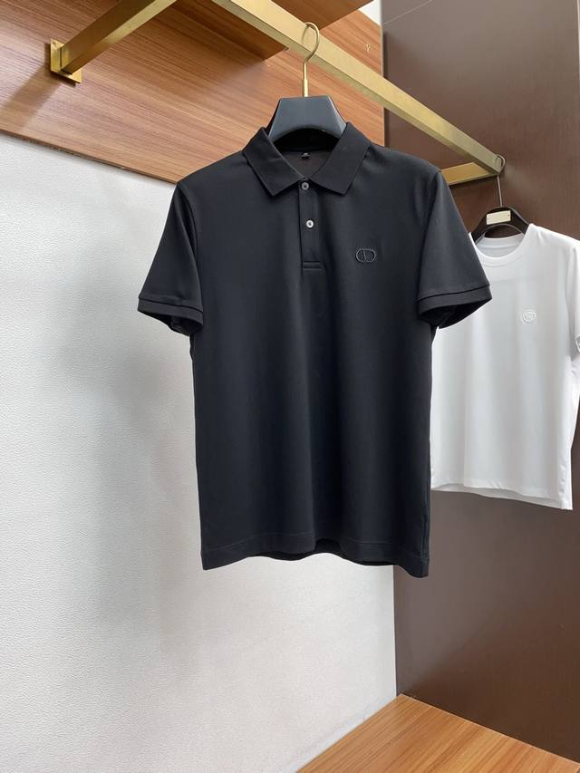 华伦天奴 2025新款男士翻领Polo衫短袖 进口面料呈现。轻盈柔软的面料经过成衣染色，营造出优雅纹理，原版定制 进口纱线色染 定制罗纹领口 一体撞色罗纹 经典