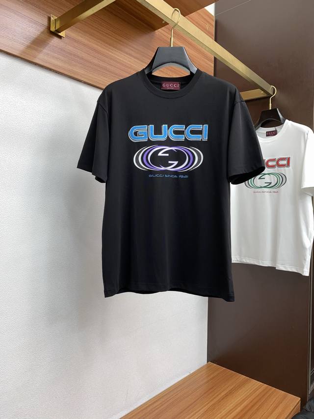 古奇 Ss新工艺Logo纯棉质阔版圆领男士短袖T恤，新季新推系列将标识巧妙融入设计，塑就一系列充满复古风情的运动风单品。在这款百搭T恤上，带着一丝怀旧意蕴的图案