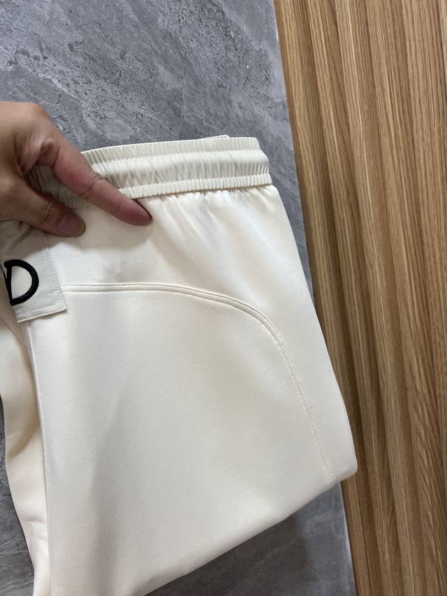 华伦天奴 2025春夏新品 三标齐全 休闲裤 好货不用过多介绍 看细节 专柜码数：M-Xxxl 175 140上身L