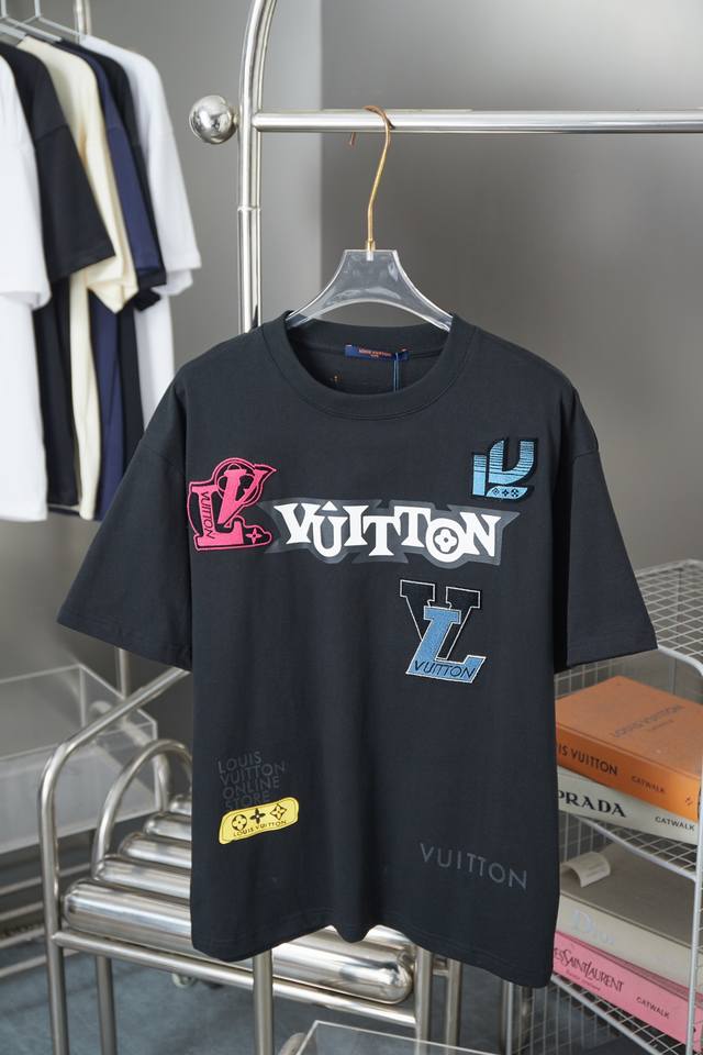 路易 Lv 25Ss早春新款短袖 牙刷绣Lv字母短袖 轻奢主义 男女日常通勤穿搭必备单品 正确版本 欢迎对比 详细特征 320克 %纯棉双纱汗布面料 进口田岛机
