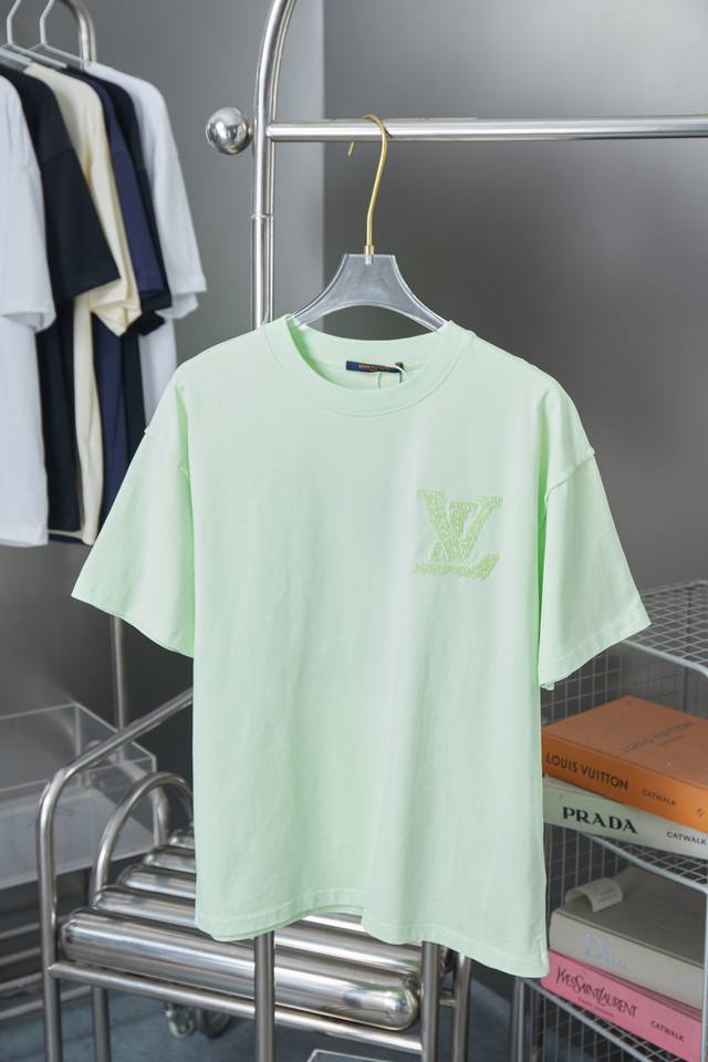 路易 Lv 25Ss早春新款短袖 中空绣Lv字母短袖 轻奢主义 男女日常通勤穿搭必备单品 正确版本 欢迎对比 详细特征 320克 %纯棉双纱汗布面料 中空绣网格