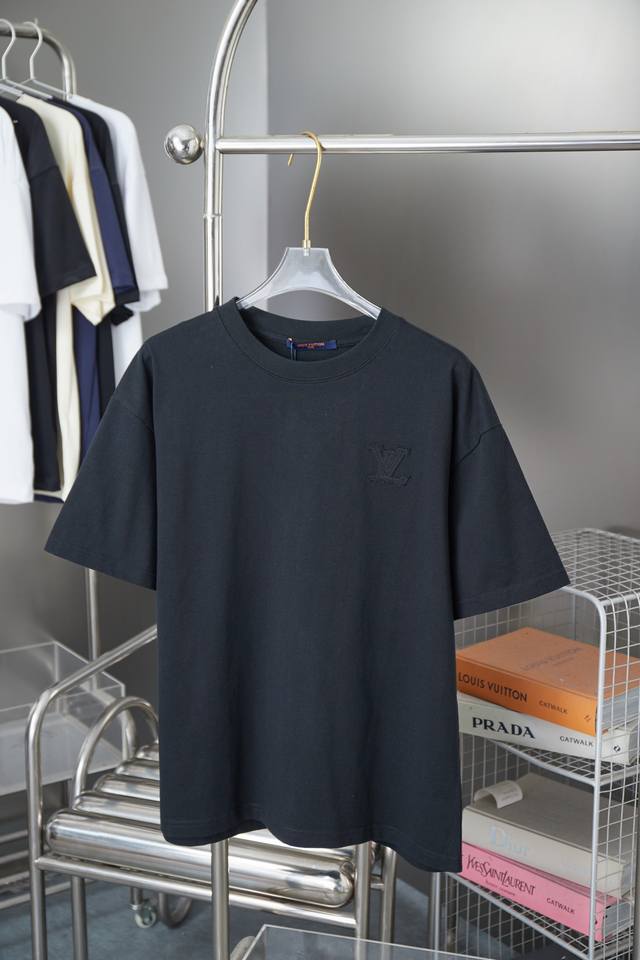 路易 Lv 25Ss早春新款短袖 贴布刺绣Lv字母短袖 轻奢主义 男女日常通勤穿搭必备单品 正确版本 欢迎对比 详细特征 320克 %纯棉双纱汗布面料 进口田岛