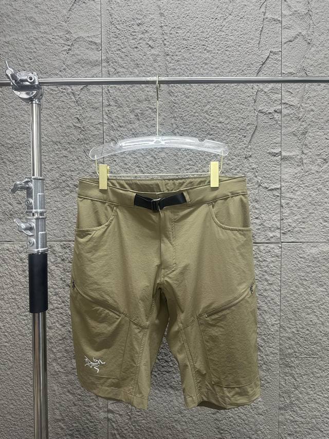 Arc'teryx 始祖鸟2025Ss夏季新品户外运动短裤 。 搭配口袋简约字母印花Logo设计图案，全套定制辅料，时尚个性 经典百搭男女同款 颜色：黑色 灰色