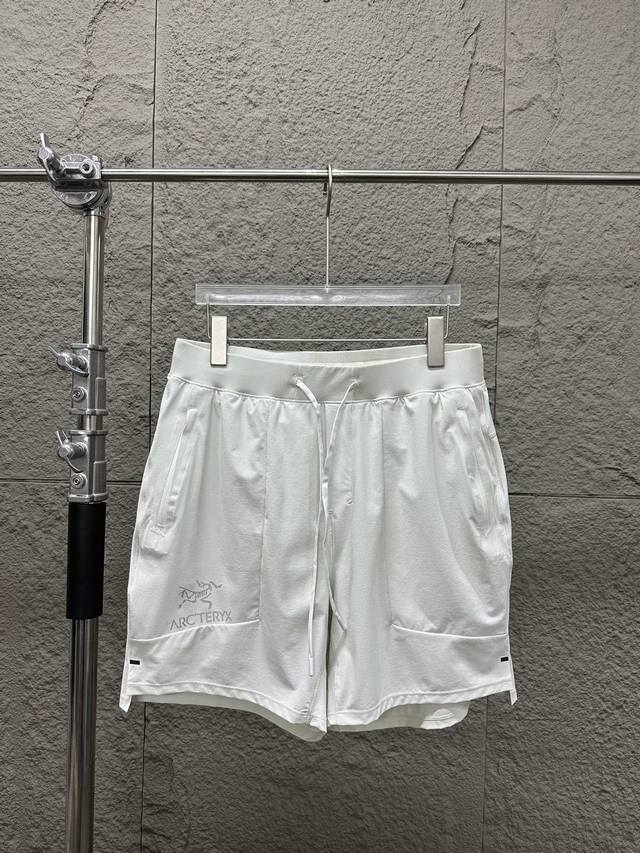 Arc'teryx 始祖鸟2025Ss夏季新品户外运动短裤 。 搭配经典反光小图标印花Logo设计图案，配上松紧腰带 可灵活调节腰围，增强舒适性，全套定制辅料，