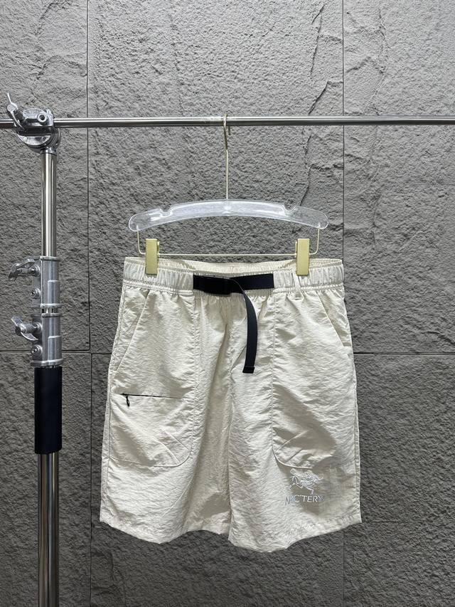 Arc'teryx 始祖鸟2025Ss夏季新品户外运动短裤 。 简约字母印花Logo设计图案，全套定制辅料，时尚个性 经典百搭男女同款 颜色：灰色 米白色 码数