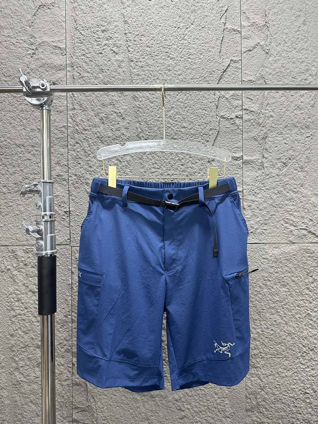 Arc'teryx 始祖鸟2025Ss夏季新品户外运动短裤 。 口袋简约字母印花Logo设计图案， 全套定制辅料，时尚个性 经典百搭男女同款 颜色：黑色 蓝色