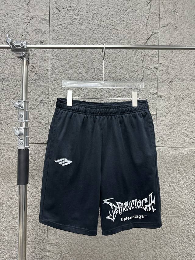 高品质25新款Balenciaga 巴黎世家Logo字母休闲短裤。 定制纯棉面料350克 采用进口发泡印花工艺，手感非常舒服 两侧开一字袋 休闲时尚感略带锋利，