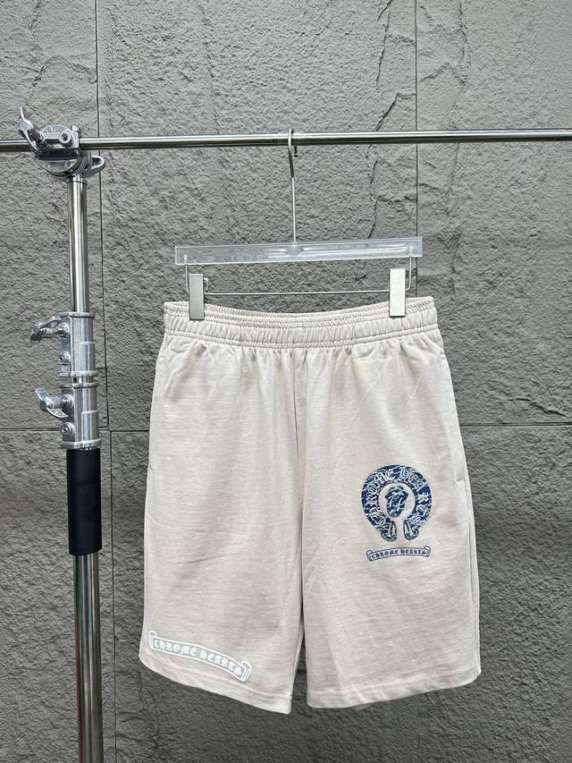 Chrome Hearts Ch克罗心2025Ss新款十字架休闲短裤。 定制纯棉面料350克 采用经典牛仔贴布绣，无从释怀的经典款，休闲时尚感略带锋利，经典的比