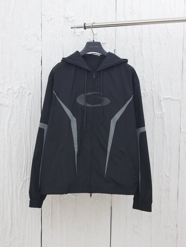 Balenciag* 巴黎25新款Loop Sports Icon运动冲锋衣 进口尼龙功能性面料，经纬三线混纺，手感舒适透气。采用3D立体剪裁，前胸Loop S