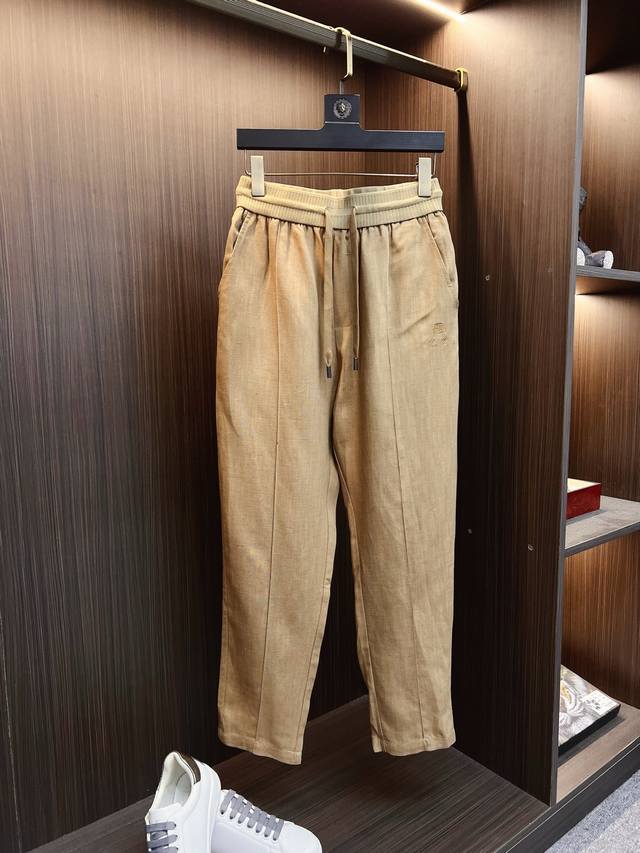 Lp2620Ss新品，官网同步有售，男士休闲裤 采用客供弹力面料，面料柔软如婴儿肌肤一样舒适极高，抗皱性极强.夏季必备上身舒适.设计独特，时尚又休闲，上身效果超