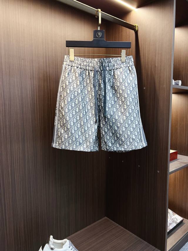 Dior 迪奥2025夏季新款男士休闲短裤 高级定制夏季专用休闲裤透气面料 透气舒适度高，细节无可挑剔，品牌元素设计理念，体现高品质。手感细腻柔软！呈现休闲裁剪