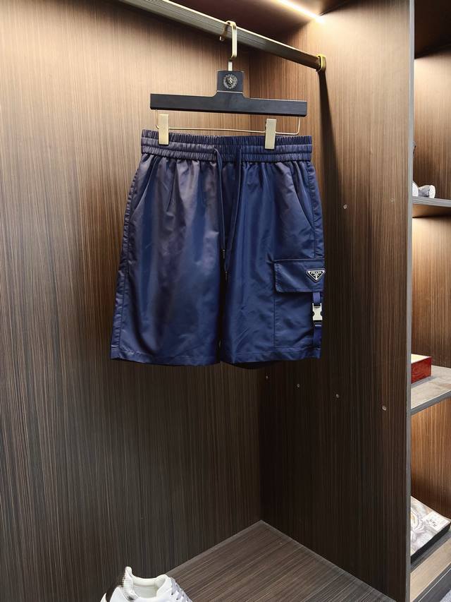 普拉‘’2025夏季新款男士休闲短裤 高级定制夏季专用休闲裤透气面料 透气舒适度高，细节无可挑剔，品牌元素设计理念，体现高品质。手感细腻柔软！呈现休闲裁剪，简单
