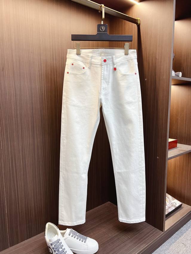 Kiton 新款来袭2610春夏新款新品 专柜有售 实体店极品休闲裤专柜原版1:1好货，适合各个年龄段。市场最高版本的欧洲进口面料。舒适柔软亲肤，上身效果超级棒