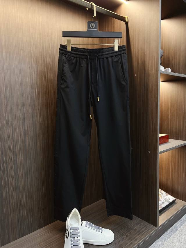 L V 25春夏新品 极简运动打造出清爽的摩登Stay！穿上新颖 时髦面料舒服透气，穿着非常舒适 低调不失奢华 穿出去非常有档次。裤型款式和裁剪亦无需多言 上身