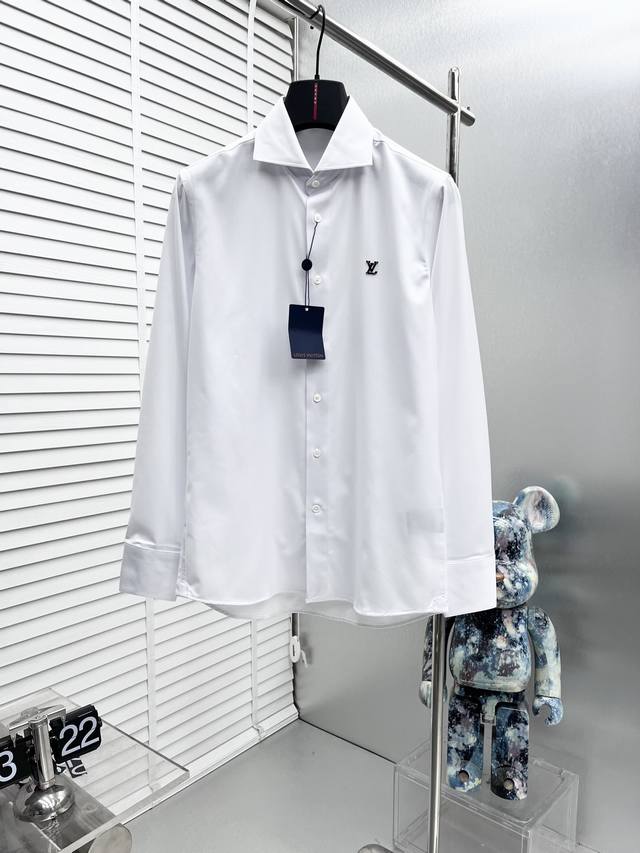Lv* 25Ss新款长袖衬衫，整体轻奢高级，细节完美如斯，印证了原厂的匠心工艺，客供甄选土耳其高支白金级面料，舒适度不言而喻，品相极为优等，版型线条流畅完美，作