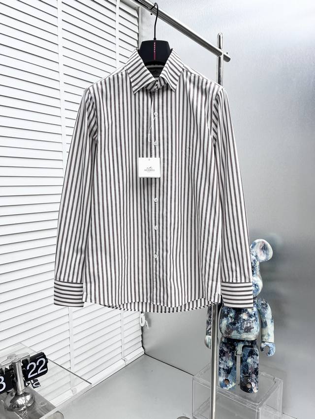 Hermes* 25Ss新款长袖衬衫，整体轻奢高级，细节完美如斯，印证了原厂的匠心工艺，客供甄选土耳其高支白金级面料，舒适度不言而喻，品相极为优等，版型线条流畅